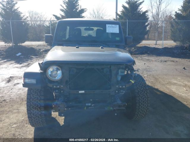 1C4HJXDG0JW166601 Jeep Wrangler Unlimited Sport 4x4