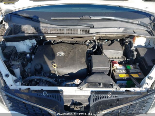 5TDXZ3DC9JS958563 Toyota Sienna Se 8 Passenger