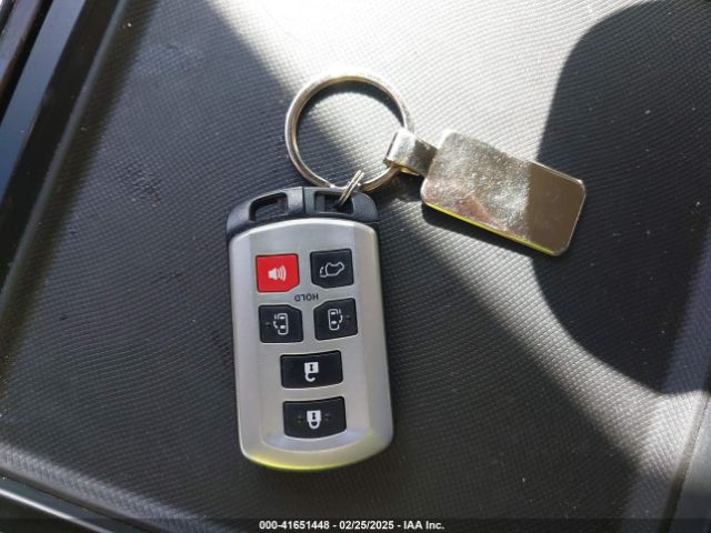 5TDYZ3DC1KS966808 Toyota Sienna Xle 8 Passenger