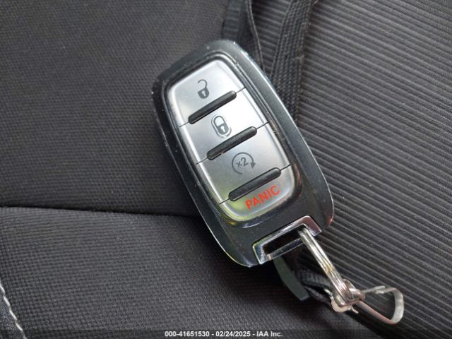 2C4RC1CG7MR503825 Chrysler Voyager Lx