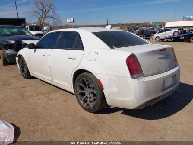 2019 CHRYSLER 300 2C3CCABG0KH539581 Photo 2
