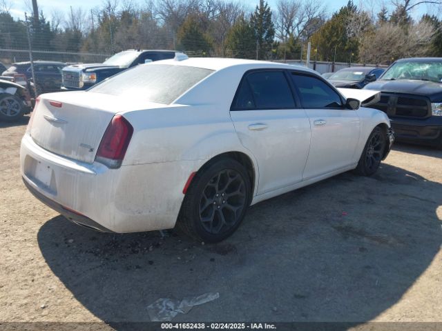 2019 CHRYSLER 300 2C3CCABG0KH539581 Photo 3