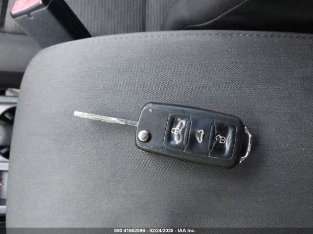 WVGAV7AXXFW106001 Volkswagen TIGUAN S