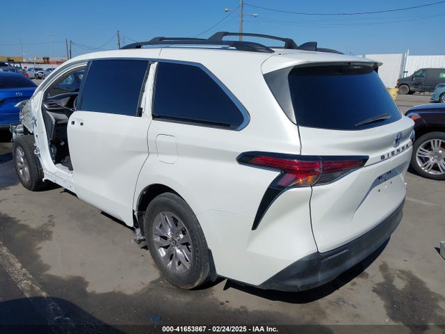 Toyota SIENNA XLE 2021 5TDYRKEC0MS034742 Image 3