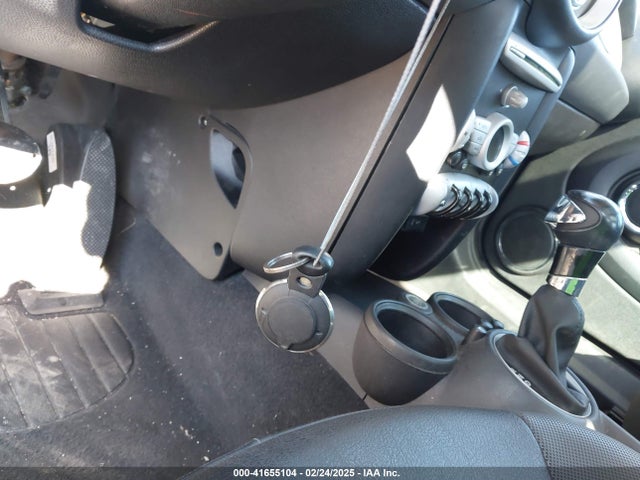 2010 MINI COOPER WMWMF3C59ATZ23728 Photo 10