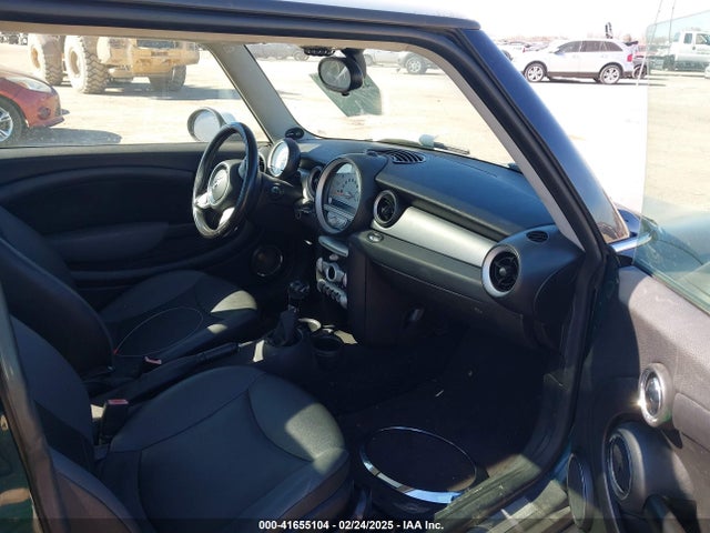 2010 MINI COOPER WMWMF3C59ATZ23728 Photo 4