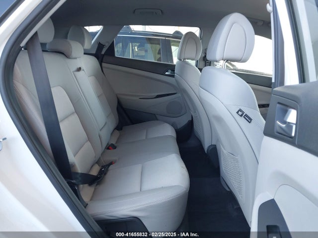 KM8J33A43HU464978 Hyundai TUCSON SE