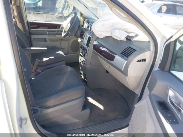 2010 CHRYSLER TOWN & COUNTRY 2A4RR5D10AR252975 Photo 4