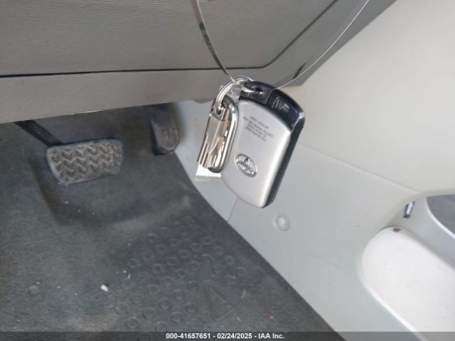 5TDYZ3DC5HS855137 Toyota Sienna Xle 8 Passenger