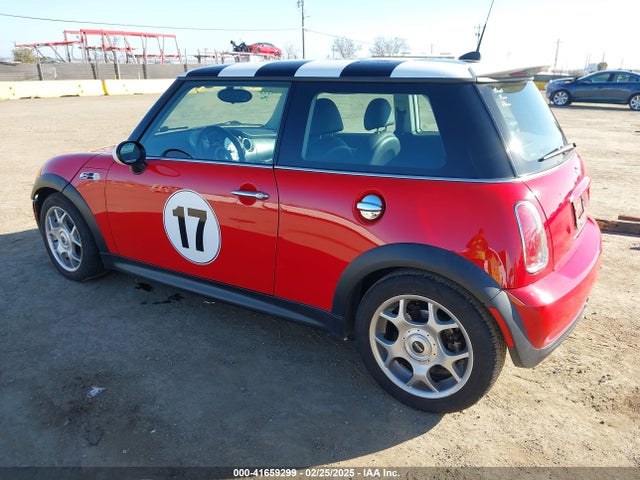 2006 MINI COOPER S WMWRE33586TJ35569 Photo 2