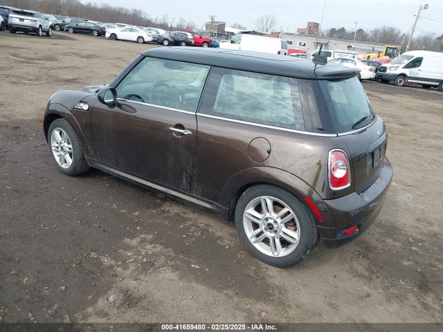 2011 MINI COOPER WMWSU3C50BTX97225 Photo 2