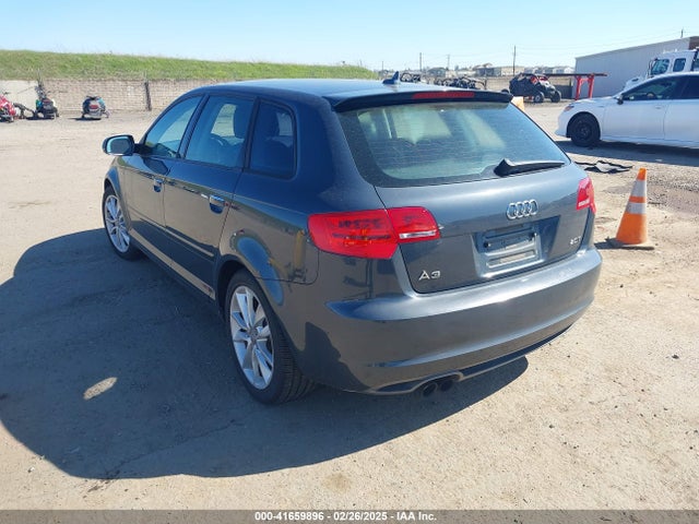 2011 AUDI A3 WAUBEAFM8BA130872 Photo 2