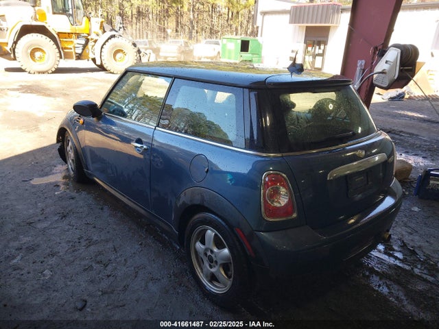 2011 MINI COOPER WMWSU3C53BT093584 Photo 2