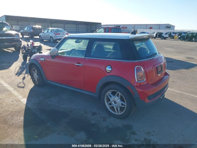 2009 MINI COOPER S WMWMF73529TW84428 Photo 2