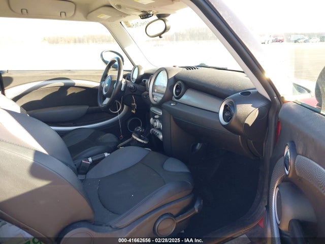 2009 MINI COOPER S WMWMF73529TW84428 Photo 4