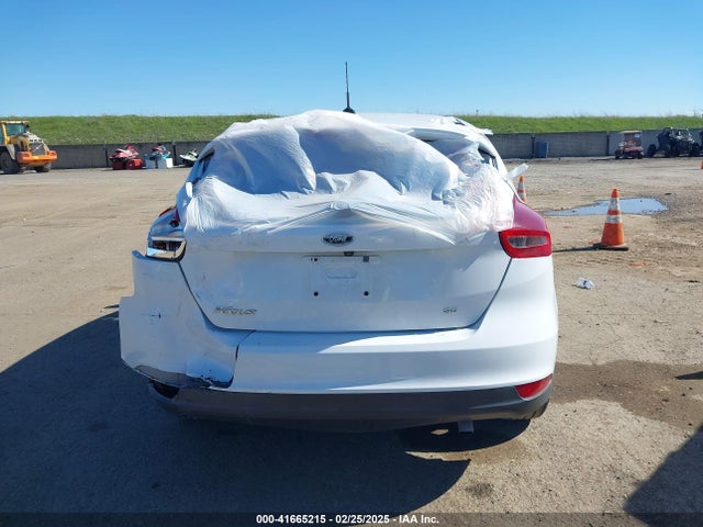 Ford FOCUS SE 2018 1FADP3K21JL313657 Image 16