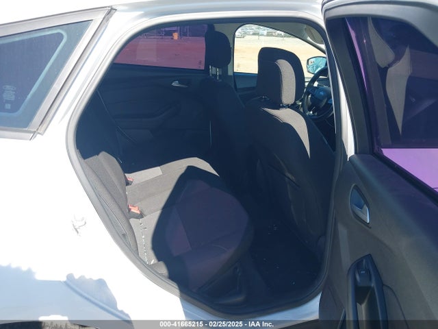 Ford FOCUS SE 2018 1FADP3K21JL313657 Image 8