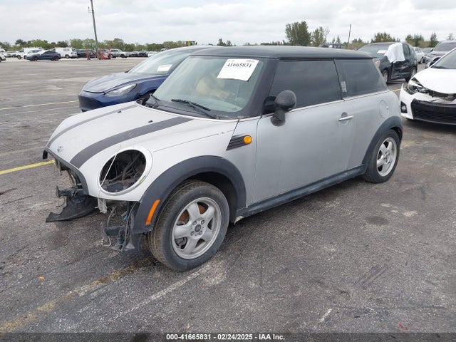 2010 MINI COOPER WMWMF3C53ATU78676 Photo 1