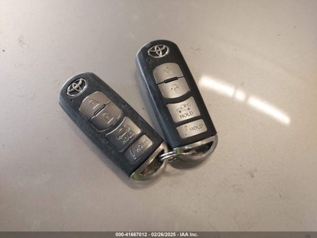 3MYDLBYV4KY510172 Toyota YARIS LE