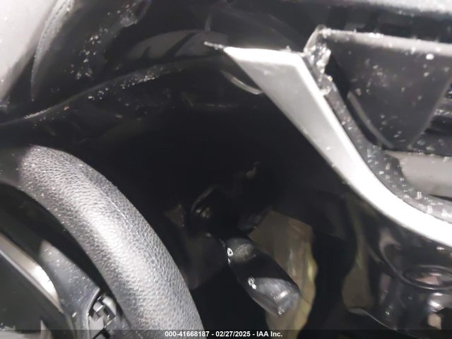 2T1BURHE5JC005963 Toyota COROLLA LE