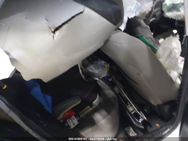 2T1BURHE5JC005963 Toyota COROLLA LE