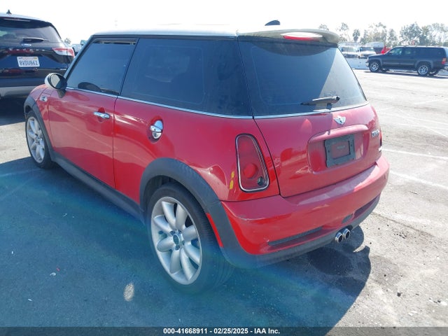 2005 MINI COOPER S WMWRE33405TD92587 Photo 2