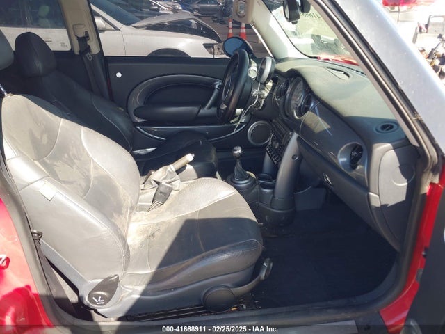 2005 MINI COOPER S WMWRE33405TD92587 Photo 4