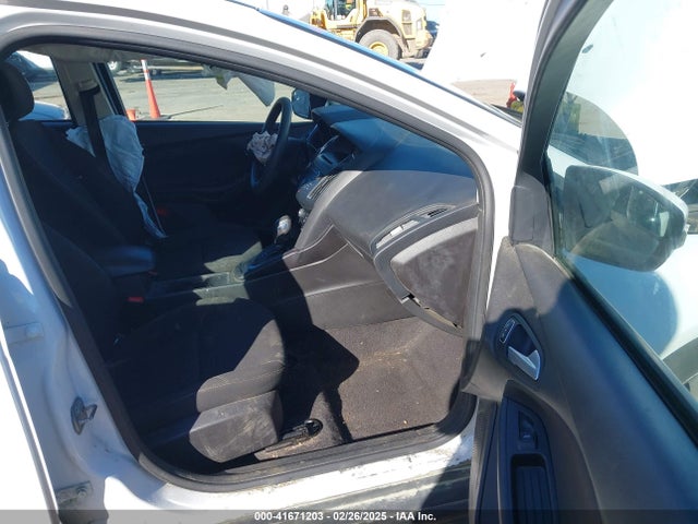 1FADP3F23HL296395 Ford FOCUS SE