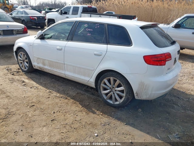 2011 AUDI A3 WAUBJBFM6BA062315 Photo 2