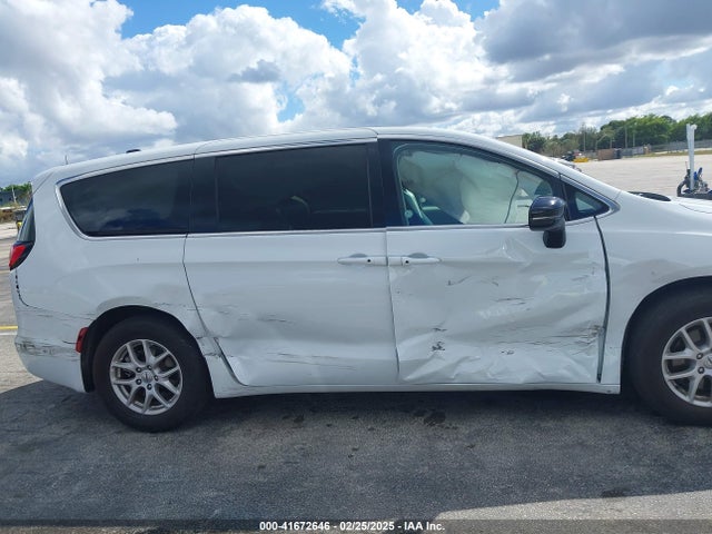Chrysler Pacifica Touring L 2024 2C4RC1BG7RR145568 Image 13
