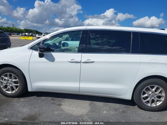 Chrysler Pacifica Touring L 2024 2C4RC1BG7RR145568 Image 14