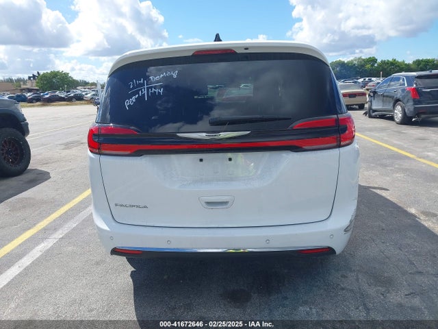 Chrysler Pacifica Touring L 2024 2C4RC1BG7RR145568 Image 16