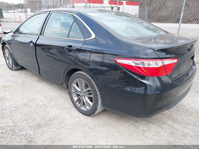 41673569 :رقم المزاد ، 4T1BF1FK1FU902594 vin ، 2015 Toyota Camry Se مزاد بيع