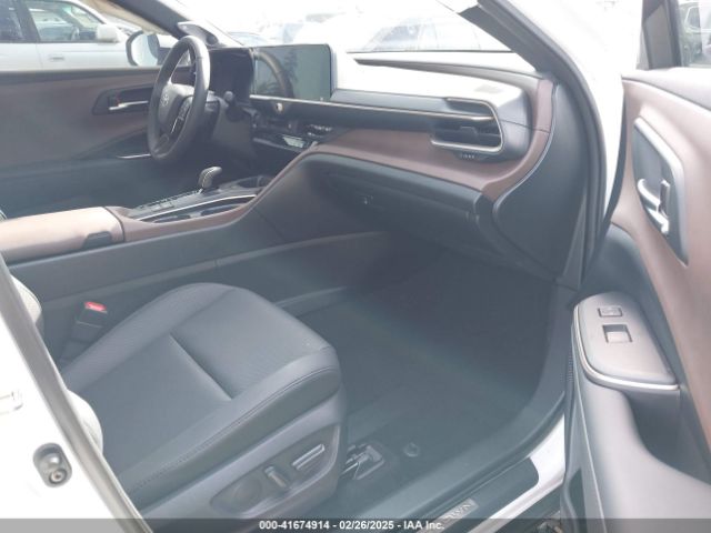 JTDAAAAFXP3012532 Toyota Crown Limited