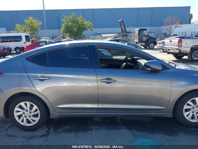 Hyundai ELANTRA SE 2018 5NPD74LF4JH317045 Image 13