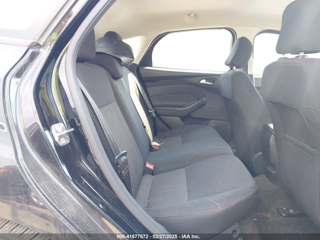 1FADP3K26HL302812 Ford FOCUS SE