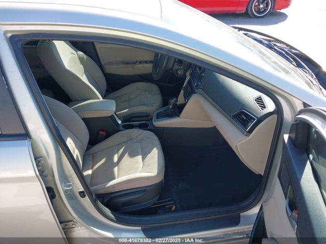 5NPD74LF0JH218416 Hyundai ELANTRA SE