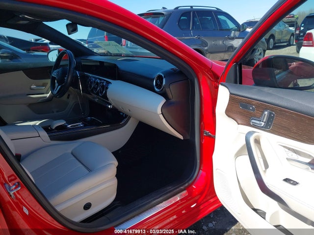WDD3G4EBXKW025908 Mercedes-Benz A 220