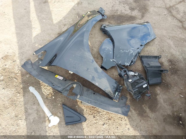 5YFEPMAE4NP324102 Toyota COROLLA LE