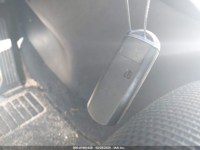 3MYDLBYV9KY502584 Toyota YARIS LE