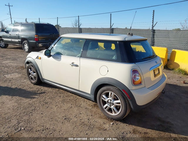 2012 MINI COOPER WMWSU3C52CT369030 Photo 2