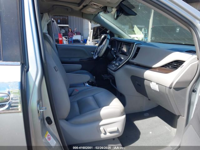5TDYZ3DCXKS977693 Toyota Sienna Xle Premium 8 Passenger