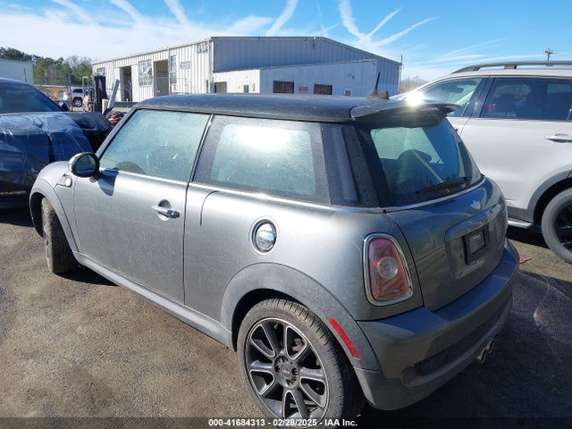 2010 MINI COOPER S WMWMF7C57ATX45924 Photo 2