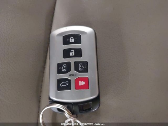 5TDYZ3DC3HS797576 Toyota Sienna Xle 8 Passenger