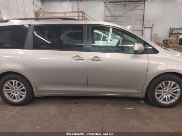 5TDYZ3DC3HS797576 Toyota Sienna Xle 8 Passenger