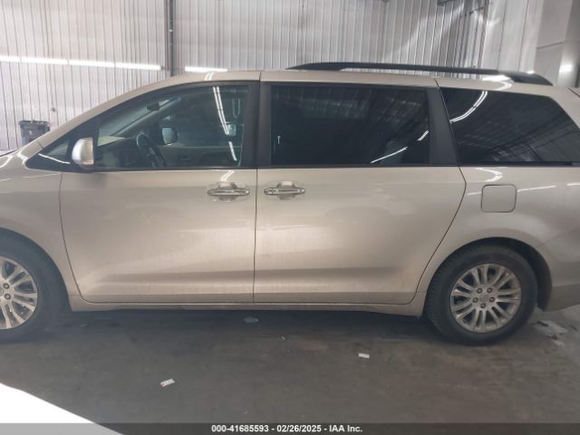 5TDYZ3DC3HS797576 Toyota Sienna Xle 8 Passenger