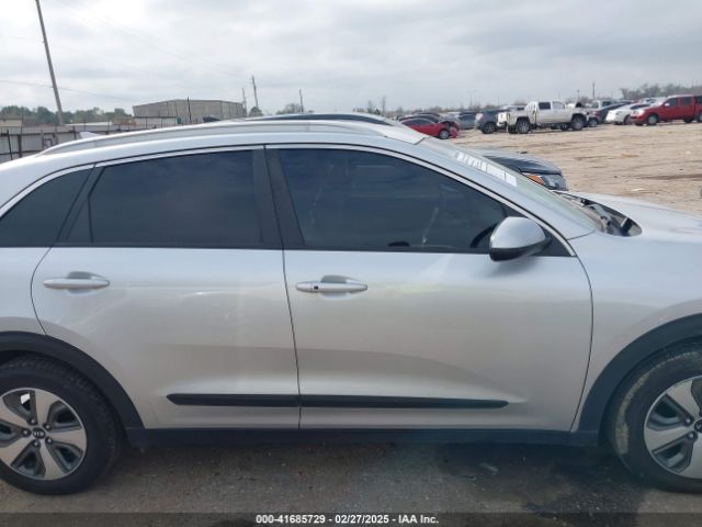 KNDCB3LC0K5276280 KIA NIRO LX