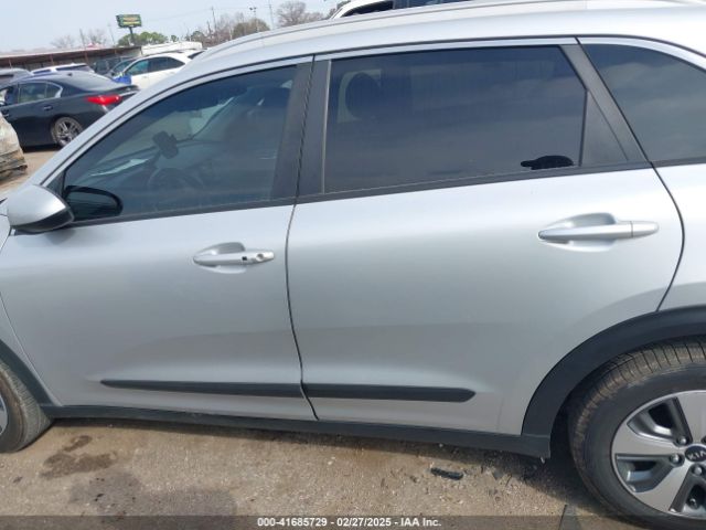 KNDCB3LC0K5276280 KIA NIRO LX