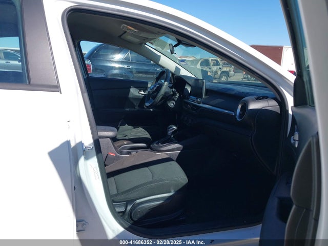 3KPF24AD7ME267985 KIA Forte Lxs