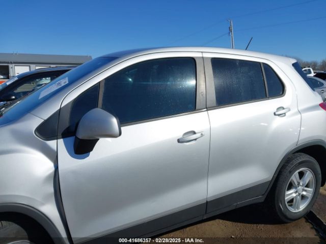 3GNCJNSB5KL196519 Chevrolet TRAX LS